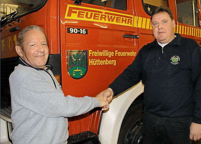 Dieter Böck (links) engagiert sich seit vielen Jahrzehnten für die Feuerwehr in Hüttenberg. Wehrführer Manfred Adam dankt für die unermütliche Arbeit (Fotos: Janssen-Mignon) mittelhessen.de Dieter Böck mit Wehrführer Manfred Adam