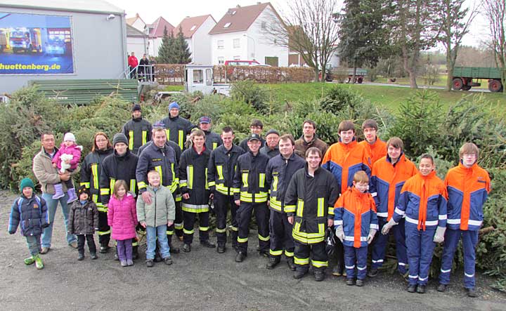 Die Helfer nach der Sammelaktion vor den Weihnachtsbäumen Weihnachtsbaumsammelaktion 2012