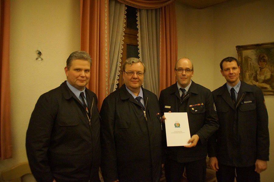 Unser langjähriger Gerätewart, Leiter des Katastrophenschutzzuges und Vorstandsmitglied Peter Dern erhält das silberne Feuerwehrverdienstkreuz am Bande